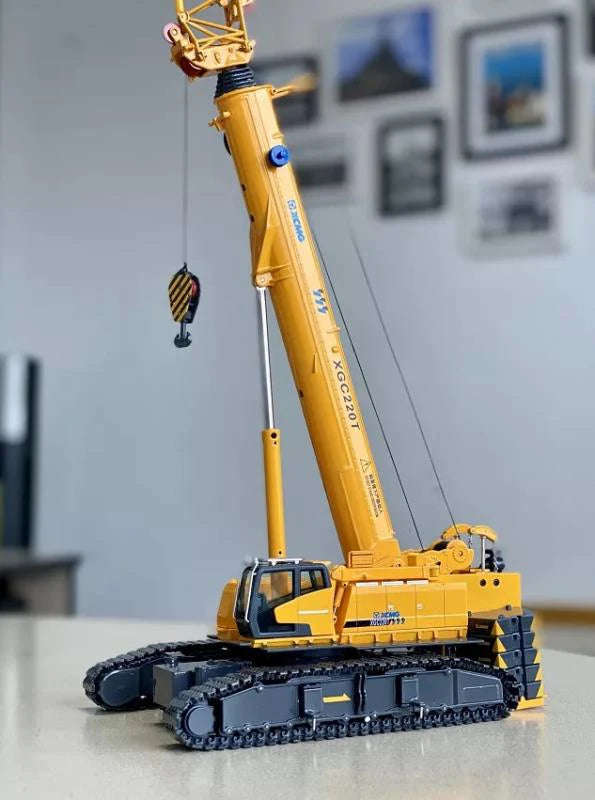 Launch 1:50 XCMG XGC220T Telescopic Crawler Crane Model Track Extend Cab Swing Base Rotate