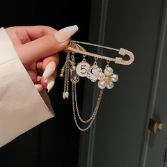 Luxury Fashion Pearl Flower CC Brooches for Women's clothing