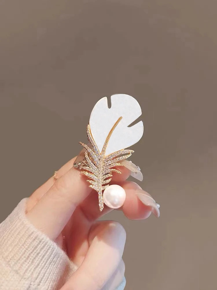 Fashion Crystal Shell Feather Brooch Pins For Women Luxury White Pearl Clothing Accessories