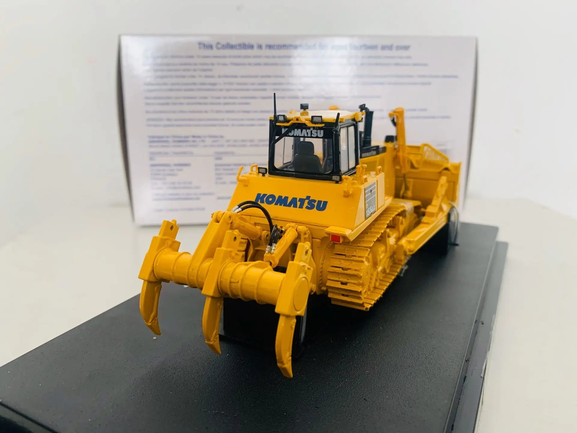 UH8010 Komatsu D155AX-7 Bulldozer Tracked Dozer With Ripper 1:50 Scale Die-Cast Model New in Box