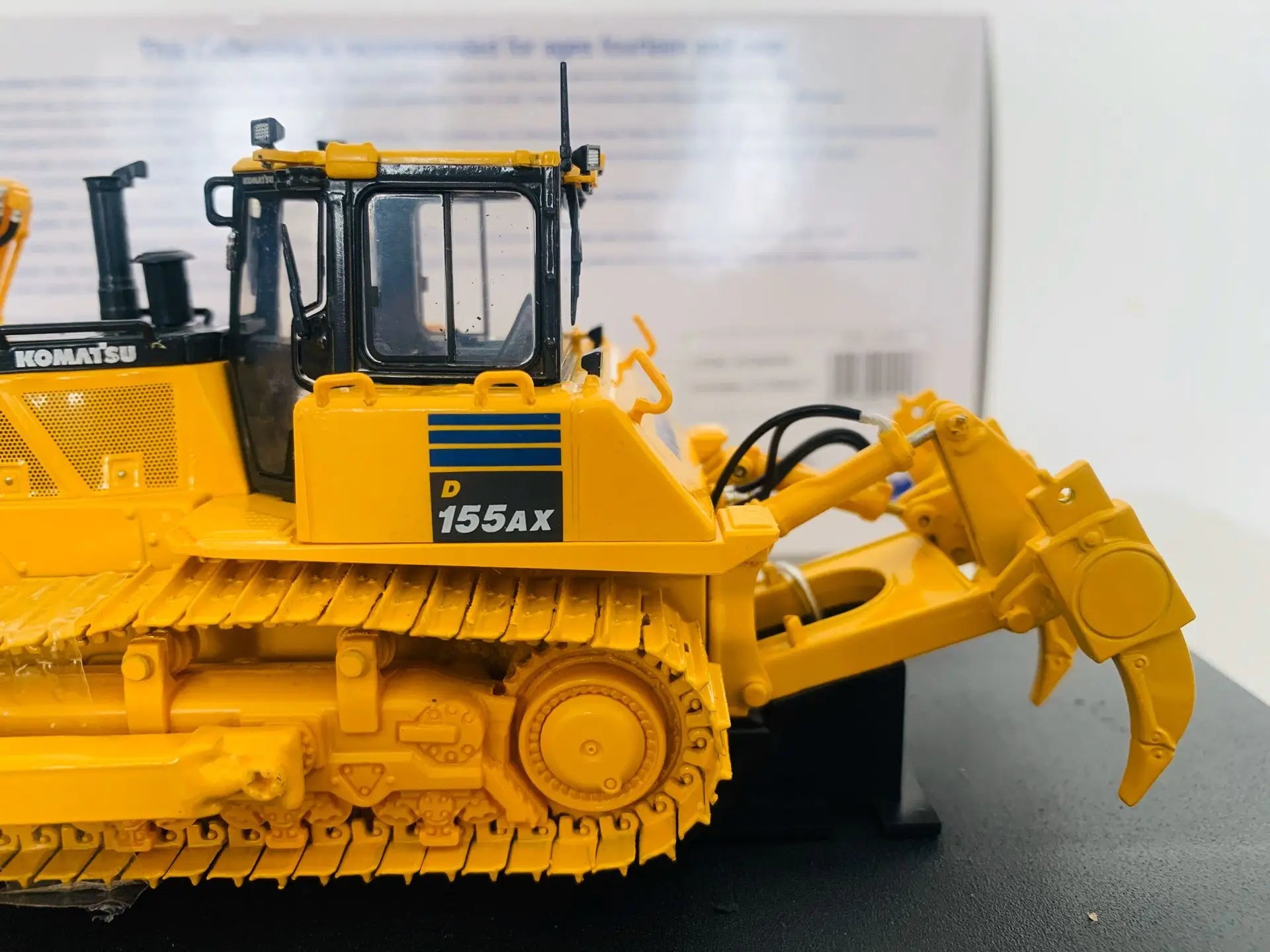 UH8010 Komatsu D155AX-7 Bulldozer Tracked Dozer With Ripper 1:50 Scale Die-Cast Model New in Box