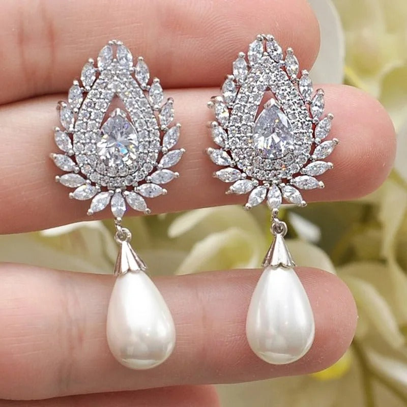 Beige High-end Pearl Earrings, Women's Simple and Fashionable Design, Exquisite, Luxurious, Shiny Jewelry