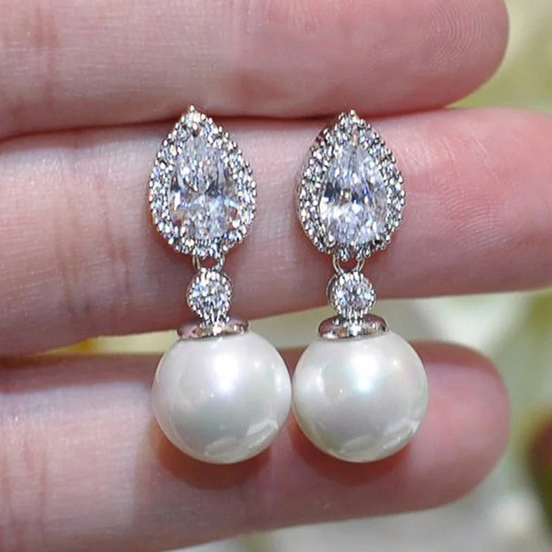 Beige High-end Pearl Earrings, Women's Simple and Fashionable Design, Exquisite, Luxurious, Shiny Jewelry