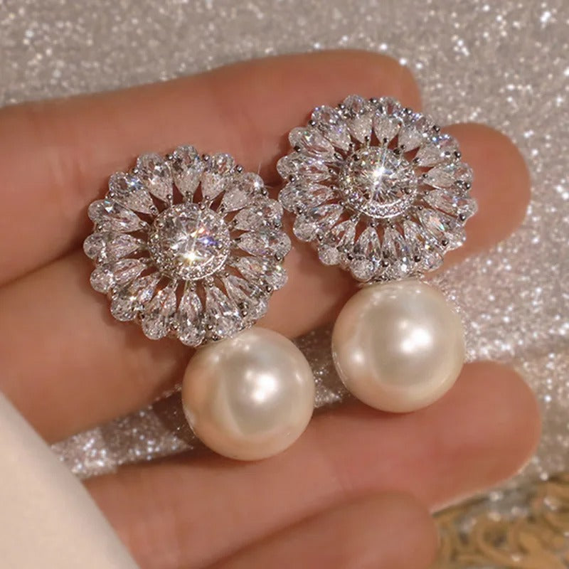 Beige High-end Pearl Earrings, Women's Simple and Fashionable Design, Exquisite, Luxurious, Shiny Jewelry